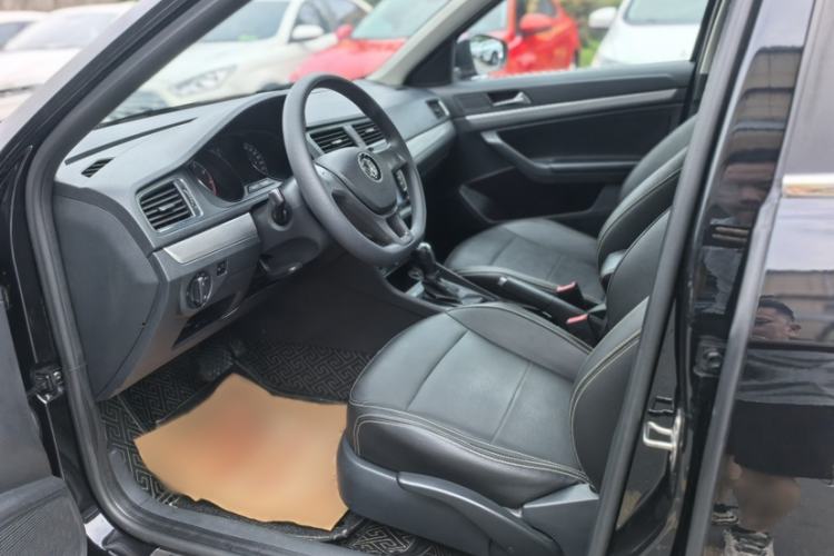 Used Volkswagen Lavida 2015 1.6L Automatic Fashion Edition Interior 3