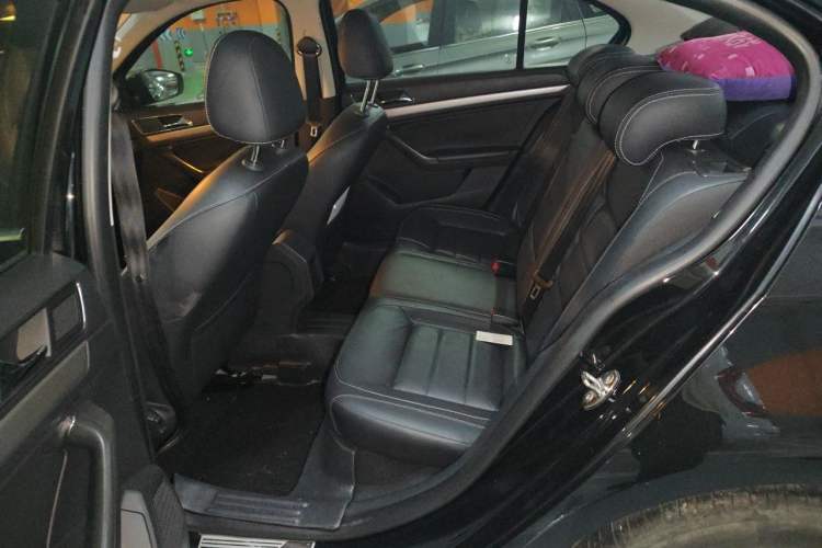 Used Volkswagen Lavida 2015 1.6L Automatic Comfort Edition Interior 4