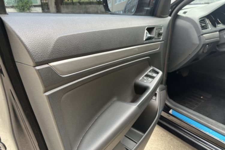 Used Volkswagen Lavida 2015 1.6L Automatic Comfort Edition Interior 4