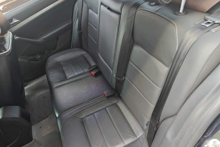 Used Volkswagen Lavida 2015 1.6L Automatic Comfort Edition Interior 4