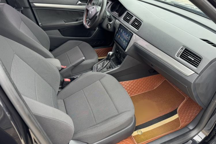 Used Volkswagen Lavida 2015 1.6L Automatic Fashion Edition Interior 5