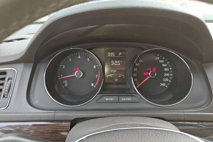 Used Volkswagen Lavida 2015 1.6L Automatic Comfort Edition Interior 6