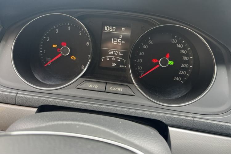 Used Volkswagen Lavida 2015 1.6L Automatic Comfort Edition Interior 7