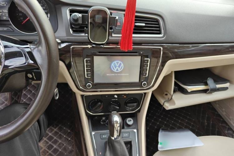 Used Volkswagen Lavida 2015 1.6L Automatic Comfort Edition Interior 8