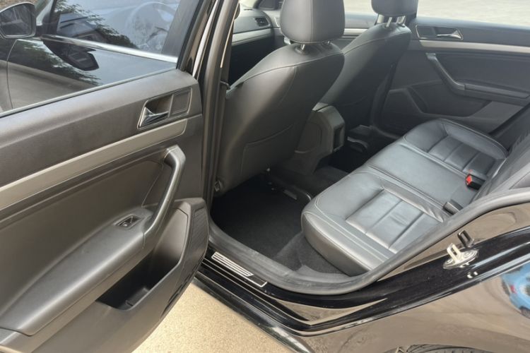 Used Volkswagen Lavida 2015 1.6L Automatic Comfort Edition Interior 9