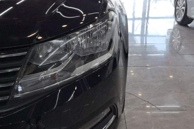 Used Volkswagen Lavida 2015 1.6L Automatic Comfort Edition Left Front Headlight