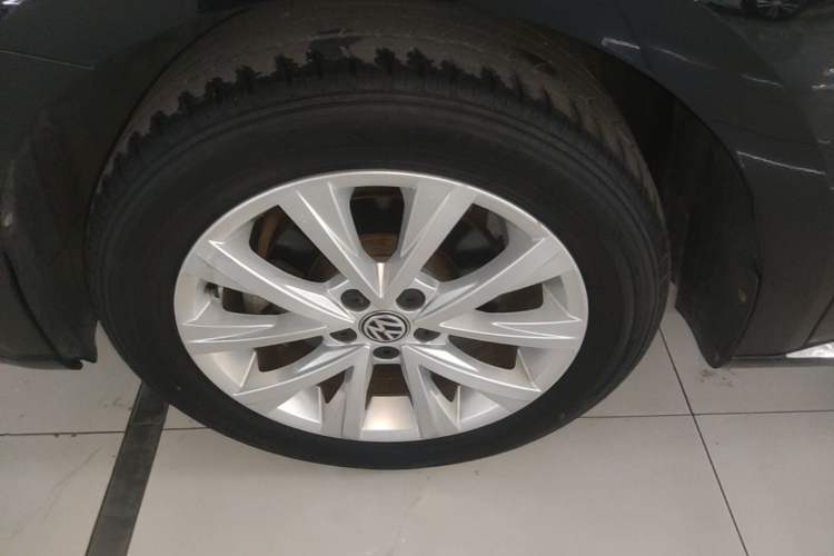 Used Volkswagen Lavida 2015 1.6L Automatic Comfort Edition Left Front Wheel Hub