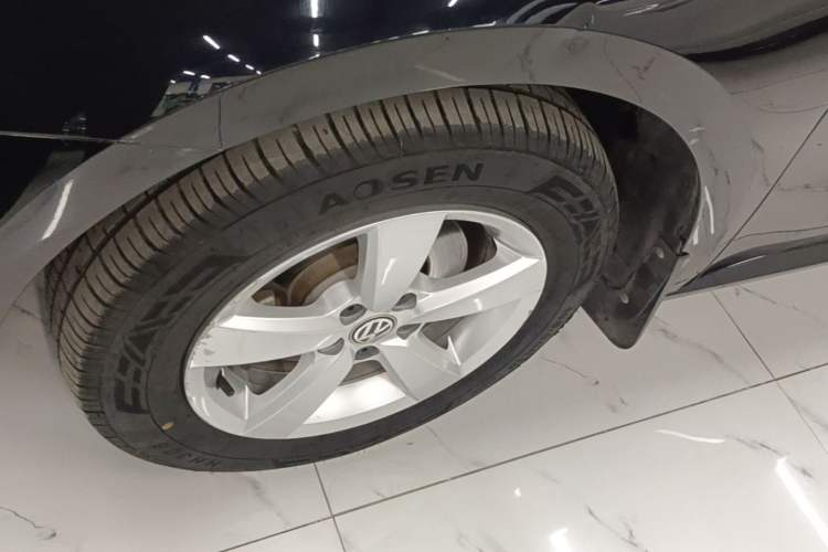 Used Volkswagen Lavida 2015 1.6L Automatic Fashion Edition Left Front Wheel Hub