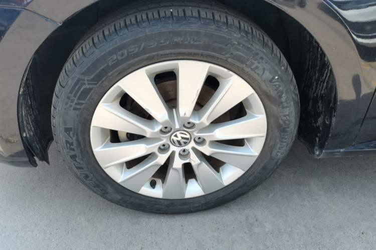 Used Volkswagen Lavida 2015 1.6L Automatic Comfort Edition Left Front Wheel Hub