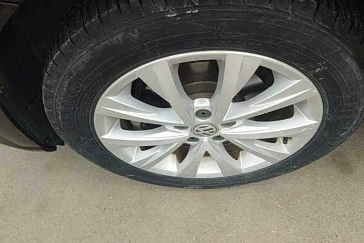 Used Volkswagen Lavida 2015 1.6L Automatic Comfort Edition Left Front Wheel Hub