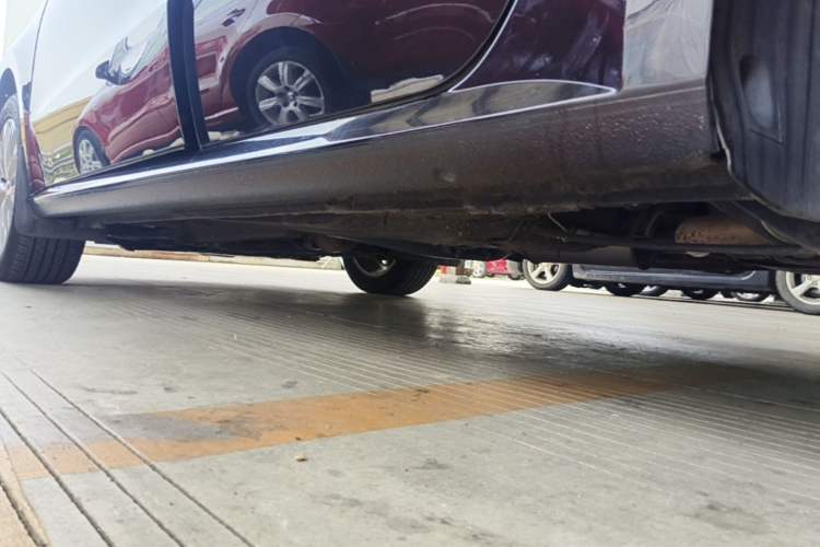 Used Volkswagen Lavida 2015 1.6L Automatic Comfort Edition Left Side Sill