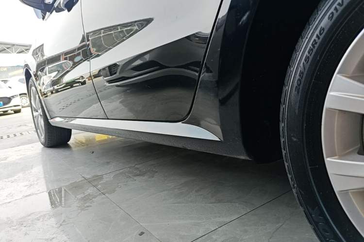 Used Volkswagen Lavida 2015 1.6L Automatic Comfort Edition Left Side Sill