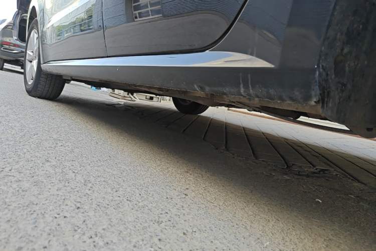 Used Volkswagen Lavida 2015 1.6L Automatic Fashion Edition Left Side Sill