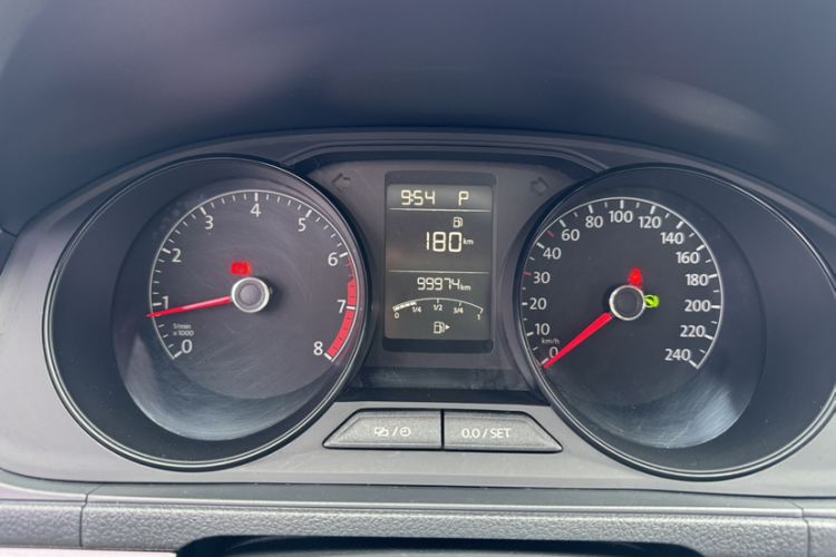 Used Volkswagen Lavida 2015 1.6L Automatic Fashion Edition Odometer Close Up