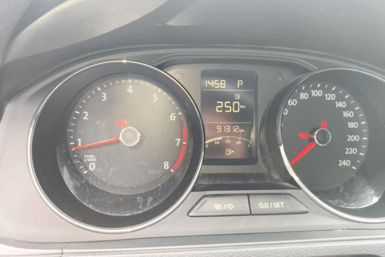 Used Volkswagen Lavida 2015 1.6L Automatic Comfort Edition Odometer Close Up