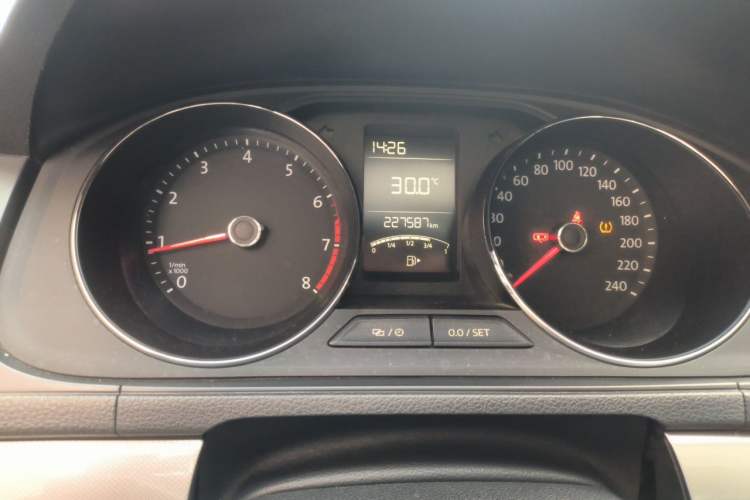 Used Volkswagen Lavida 2015 1.6L Manual Comfort Edition Odometer Close Up