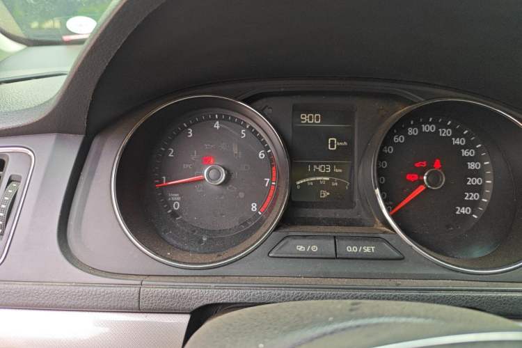 Used Volkswagen Lavida 2015 1.6L Manual Comfort Edition Odometer Close Up