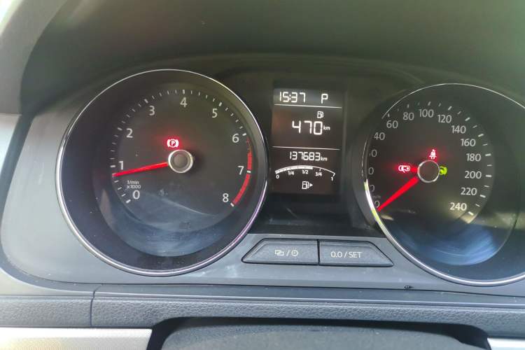 Used Volkswagen Lavida 2015 1.6L Automatic Comfort Edition Odometer Close Up