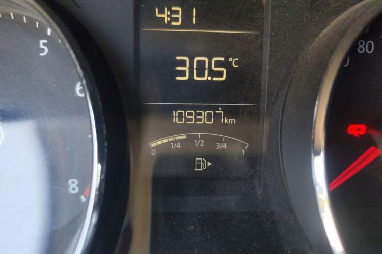 Used Volkswagen Lavida 2015 1.6L Manual Comfort Edition Odometer Close Up