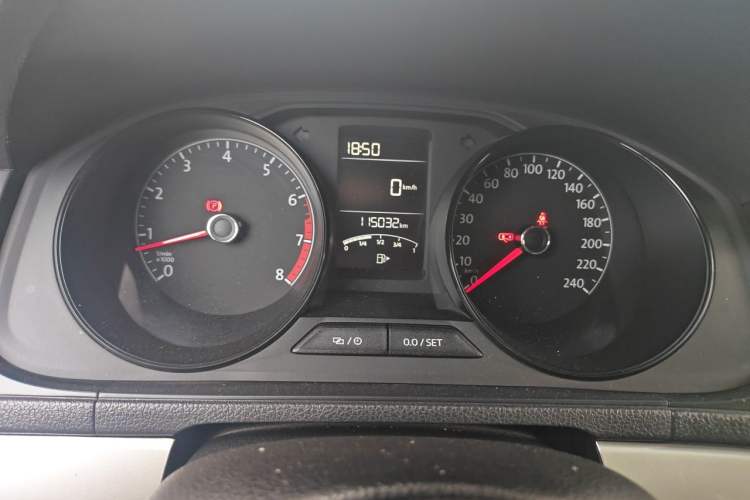 Used Volkswagen Lavida 2015 1.6L Manual Fashion Edition Odometer Close Up