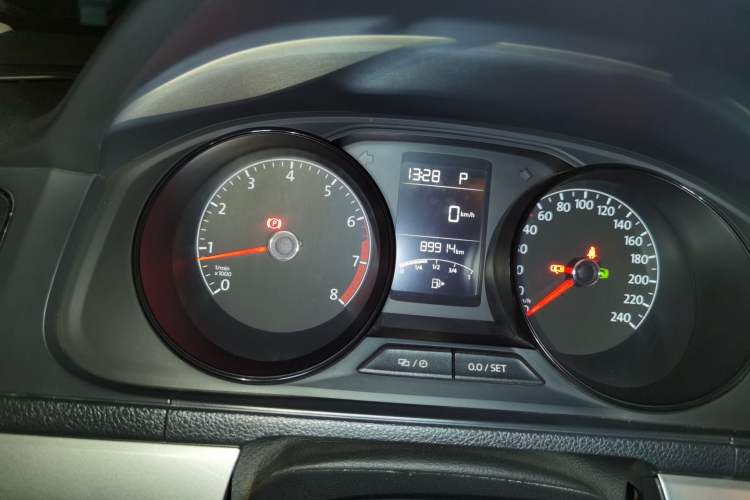 Used Volkswagen Lavida 2015 1.6L Automatic Fashion Edition Odometer Close Up