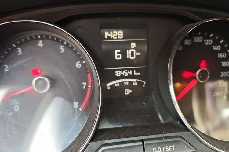 Used Volkswagen Lavida 2015 1.6L Manual Comfort Edition Odometer Close Up