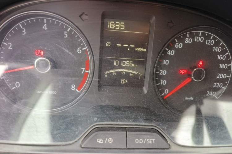 Used Volkswagen Lavida 2015 1.6L Manual Fashion Edition Odometer Close Up