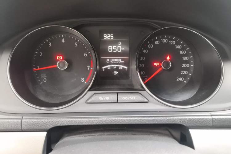 Used Volkswagen Lavida 2015 1.6L Manual Comfort Edition Odometer Close Up