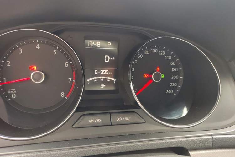 Used Volkswagen Lavida 2015 1.6L Automatic Comfort Edition Odometer Close Up