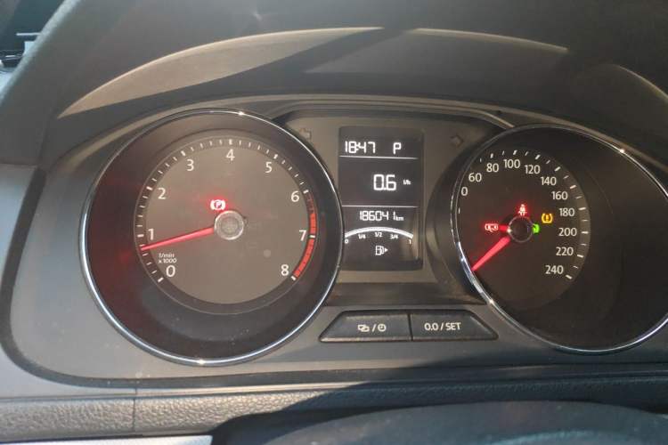 Used Volkswagen Lavida 2015 230TSI DSG Comfort Edition Odometer Close Up