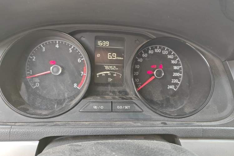 Used Volkswagen Lavida 2015 1.6L Manual Fashion Edition Odometer Close Up