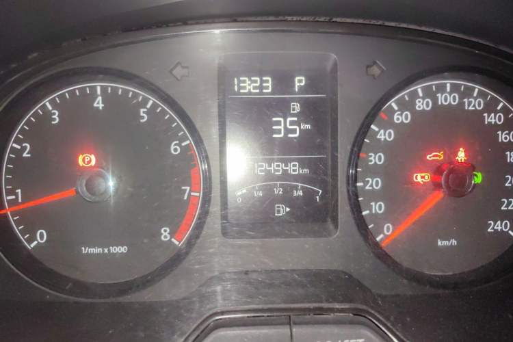 Used Volkswagen Lavida 2015 1.6L Automatic Fashion Edition Odometer Close Up