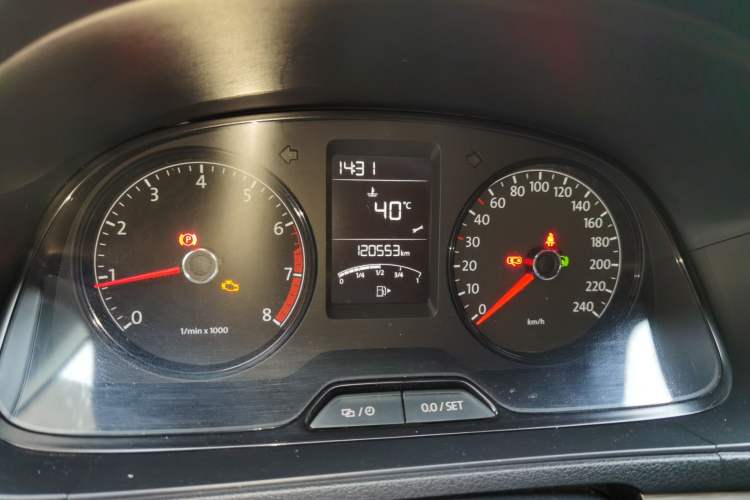 Used Volkswagen Lavida 2015 1.6L Automatic Fashion Edition Odometer Close Up