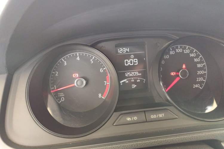 Used Volkswagen Lavida 2015 1.6L Manual Fashion Edition Odometer Close Up