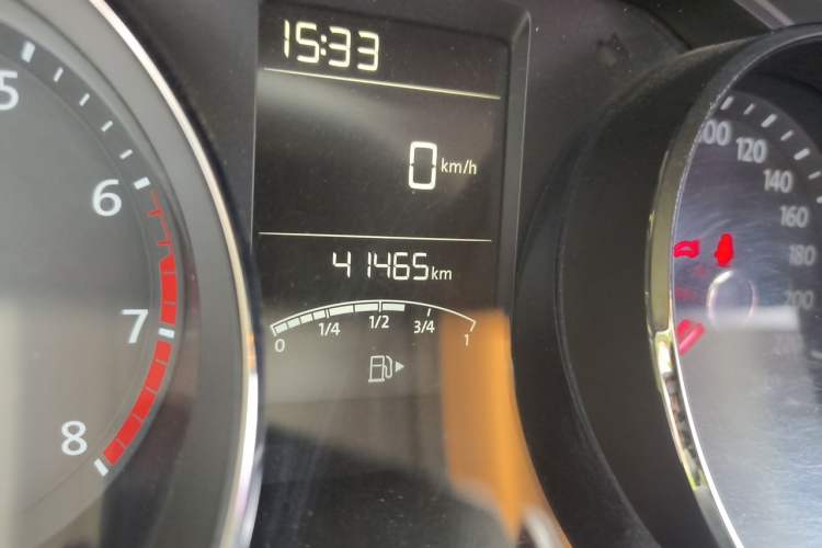 Used Volkswagen Lavida 2015 1.6L Manual Comfort Edition Odometer Close Up