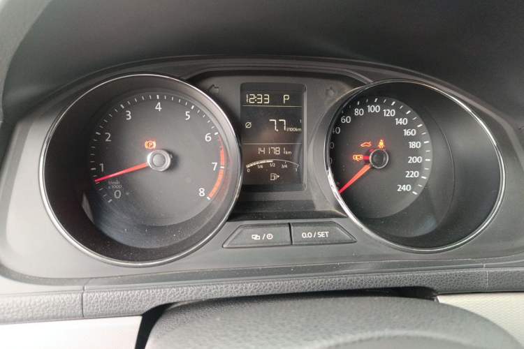 Used Volkswagen Lavida 2015 1.6L Automatic Comfort Edition Odometer Close Up