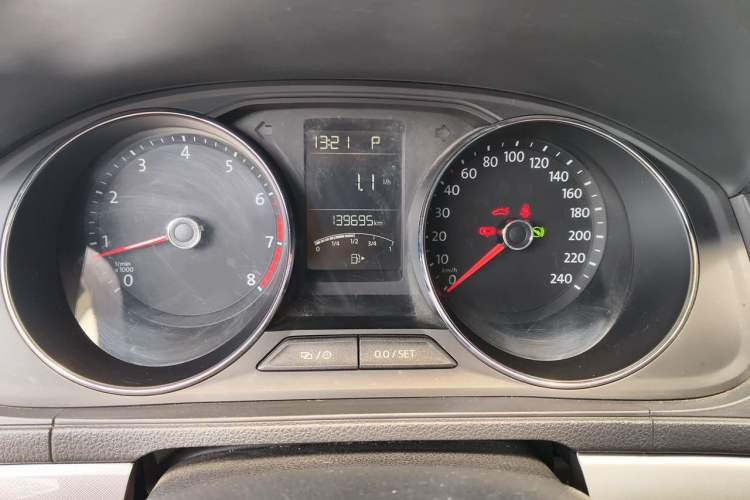 Used Volkswagen Lavida 2015 1.6L Automatic Comfort Edition Odometer Close Up