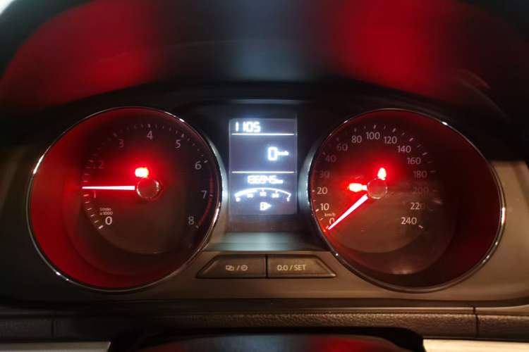Used Volkswagen Lavida 2015 1.6L Manual Comfort Edition Odometer Close Up
