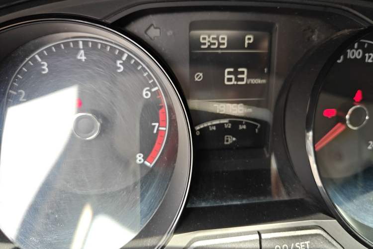 Used Volkswagen Lavida 2015 1.6L Automatic Fashion Edition Odometer Close Up