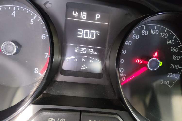 Used Volkswagen Lavida 2015 1.6L Automatic Fashion Edition Odometer Close Up