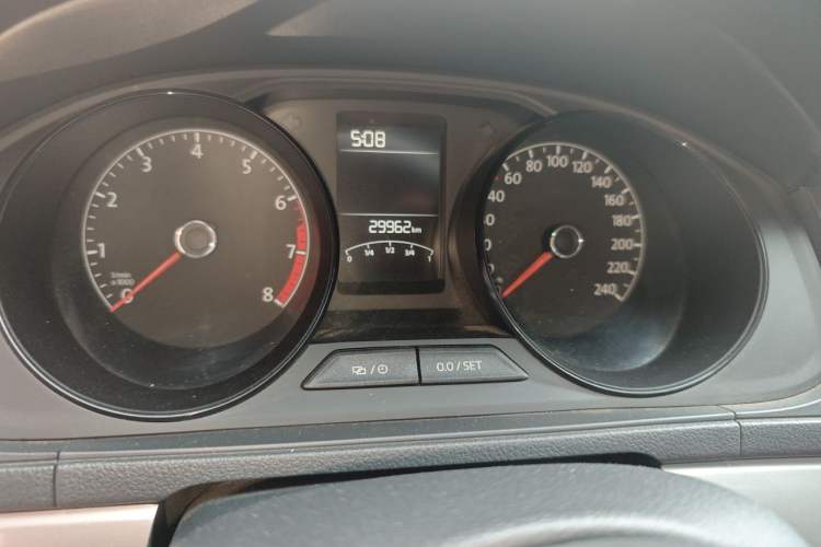Used Volkswagen Lavida 2015 1.6L Manual Fashion Edition Odometer Close Up