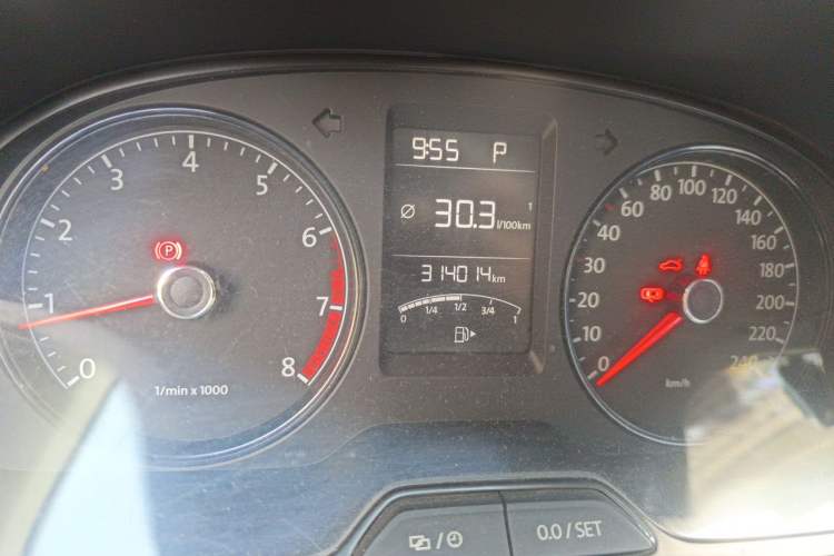 Used Volkswagen Lavida 2015 1.6L Automatic Fashion Edition Odometer Close Up