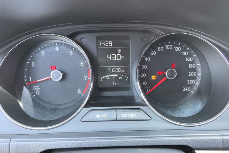 Used Volkswagen Lavida 2015 1.6L Manual Comfort Edition Odometer Close Up