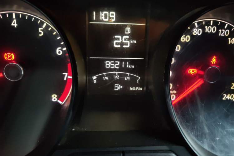 Used Volkswagen Lavida 2015 1.6L Manual Fashion Edition Odometer Close Up