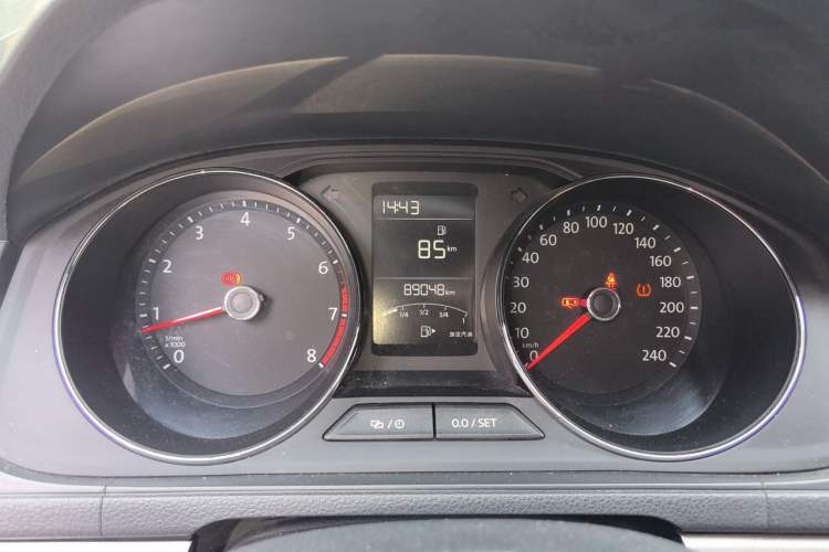 Used Volkswagen Lavida 2015 1.6L Manual Comfort Edition Odometer Close Up