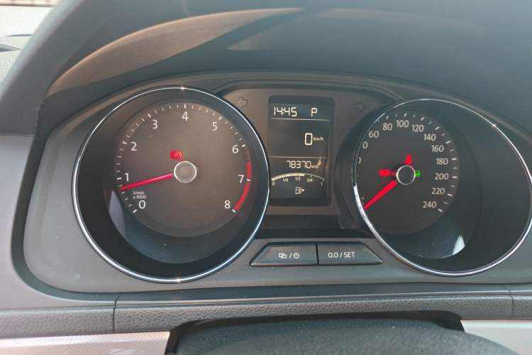 Used Volkswagen Lavida 2015 1.6L Automatic Comfort Edition Odometer Close Up
