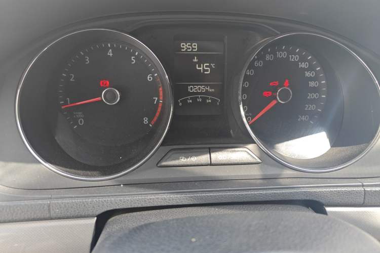 Used Volkswagen Lavida 2015 1.6L Manual Comfort Edition Odometer Close Up