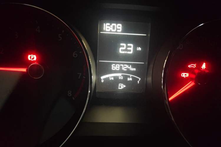 Used Volkswagen Lavida 2015 1.6L Manual Comfort Edition Odometer Close Up