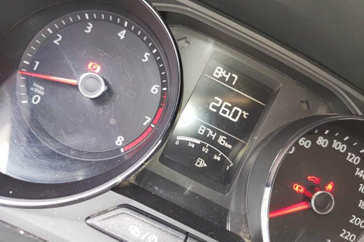 Used Volkswagen Lavida 2015 1.6L Manual Comfort Edition Odometer Close Up