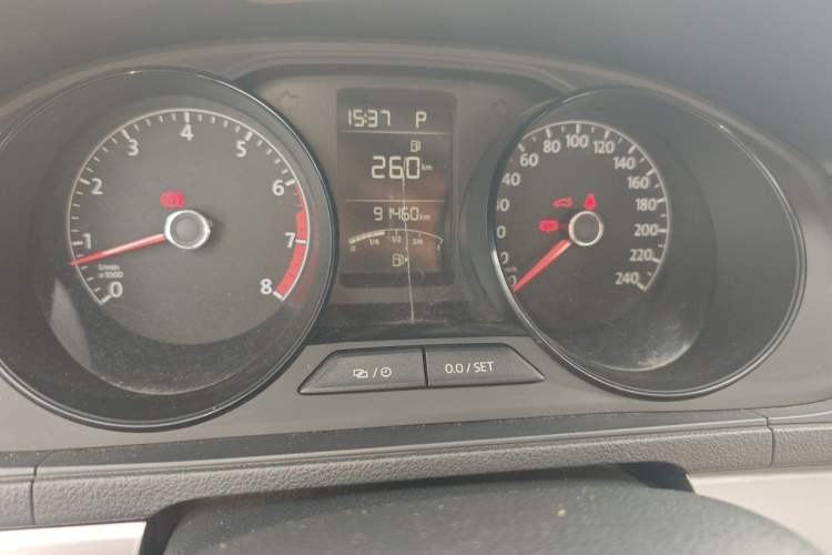 Used Volkswagen Lavida 2015 1.6L Automatic Fashion Edition Odometer Close Up